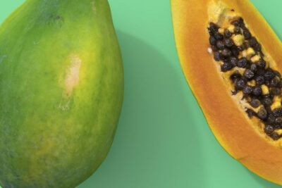 fruta-bomba-a-la-mitad